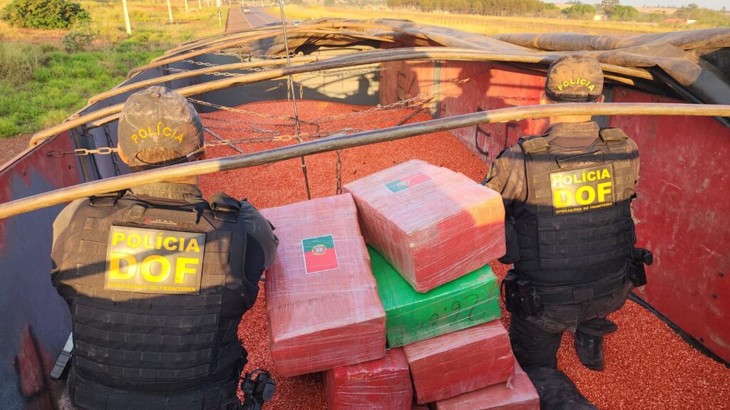 Carreta bitrem carregada com mais de quatro toneladas de maconha é apreendida pelo DOF em Nova Itamarati