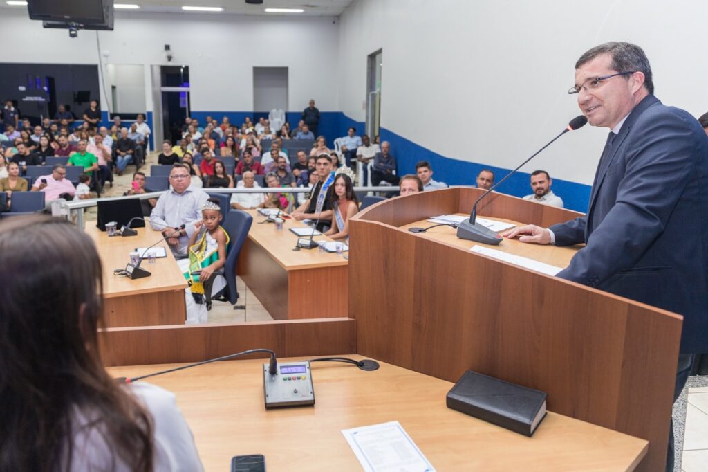 Câmara outorga Moções e Título de Cidadão Três-lagoense