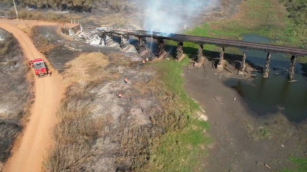 Bombeiros de MS atuam para preservar pontes na Estrada Parque, vegetação e moradias de ribeirinhos no Pantanal