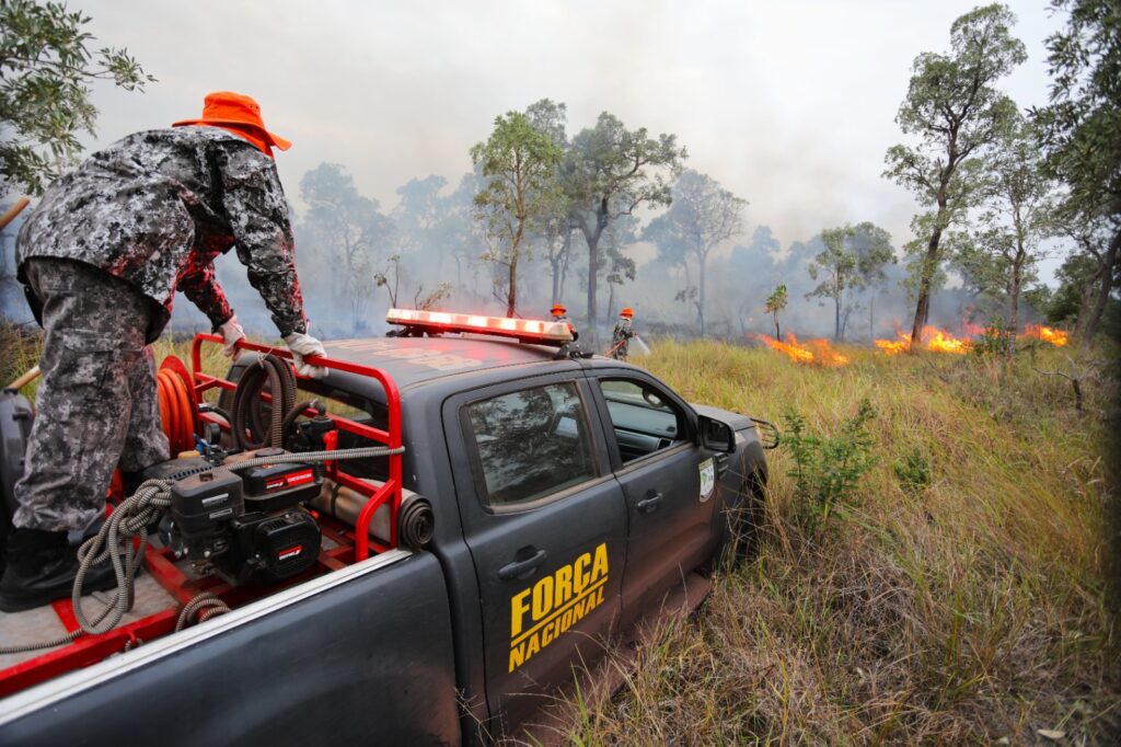 Combate aos incêndios florestais no Pantanal conta com ‘reforço’ de garoa e queda na temperatura