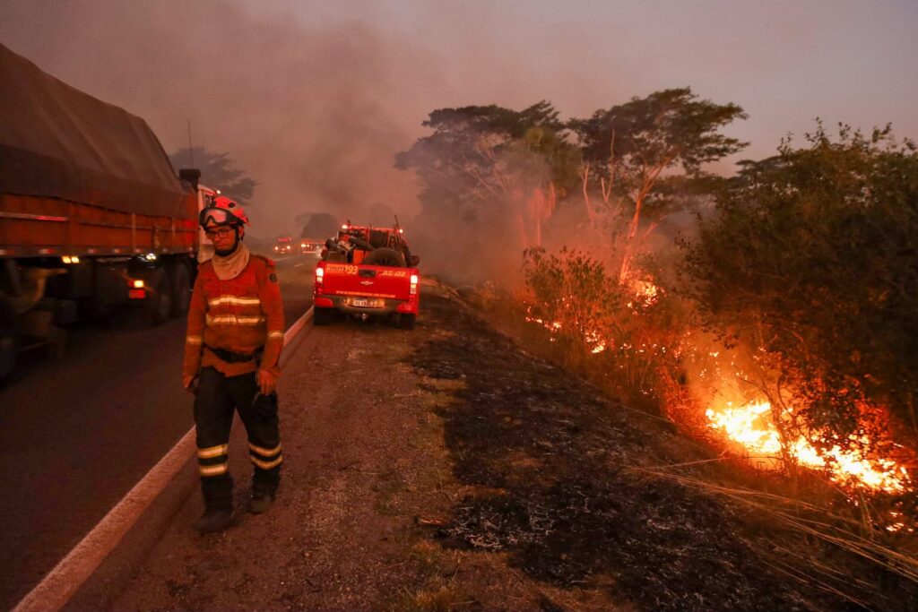 Combate direto e noturno segue como estratégia para controlar focos em seis pontos do Pantanal