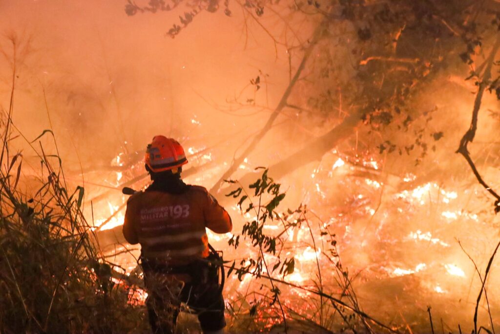 Combate direto e noturno segue como estratégia para controlar focos em seis pontos do Pantanal