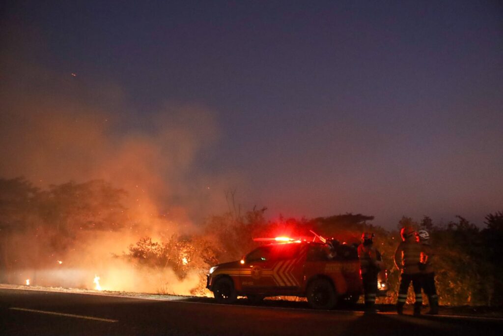 Combate direto e noturno segue como estratégia para controlar focos em seis pontos do Pantanal