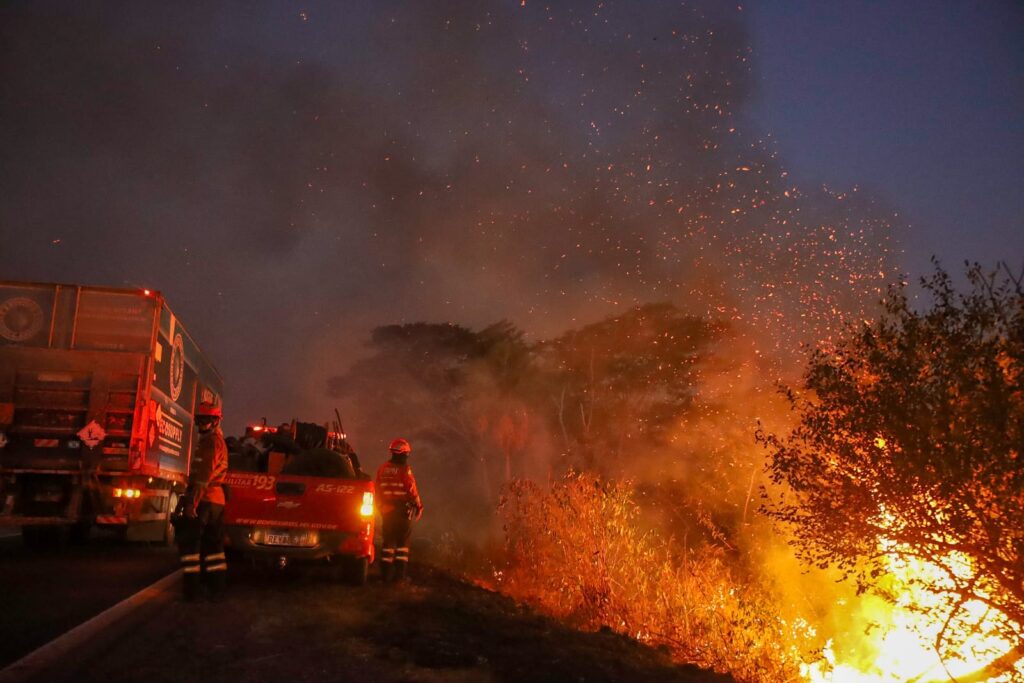 Combate direto e noturno segue como estratégia para controlar focos em seis pontos do Pantanal