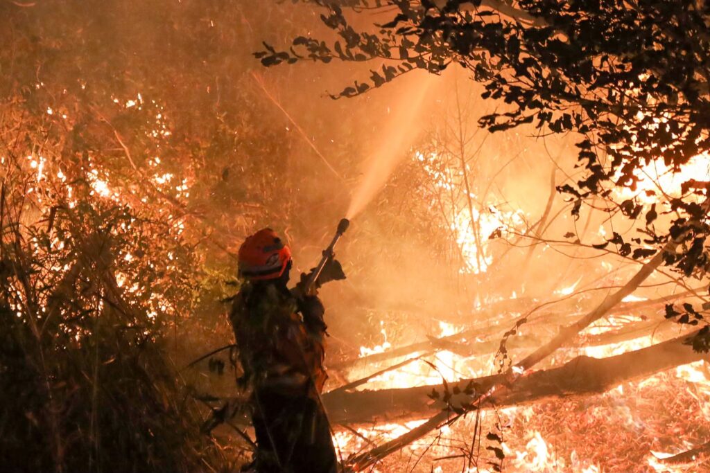 Combate direto e noturno segue como estratégia para controlar focos em seis pontos do Pantanal