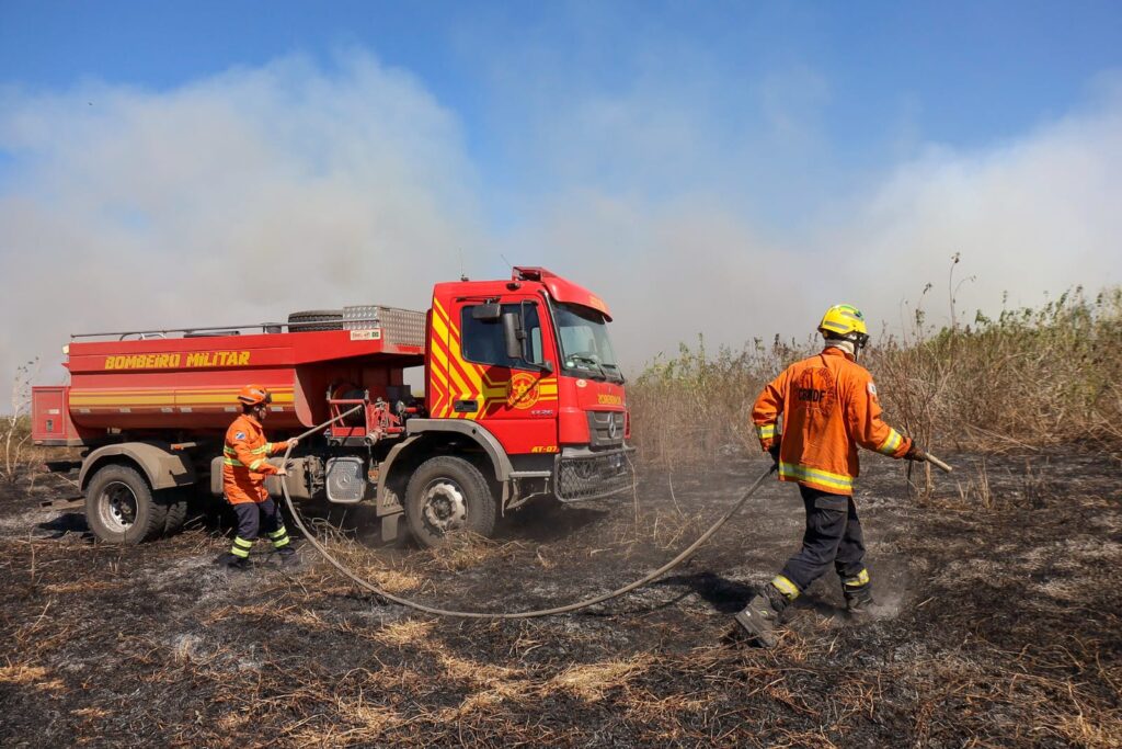 Bombeiros de MS continuam trabalho para conter incêndios em diferentes áreas do Pantanal