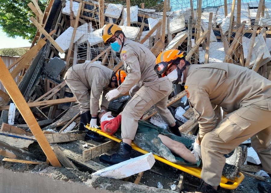 Trabalhadores são socorridos após parte de obra desabar em Nova Andradina