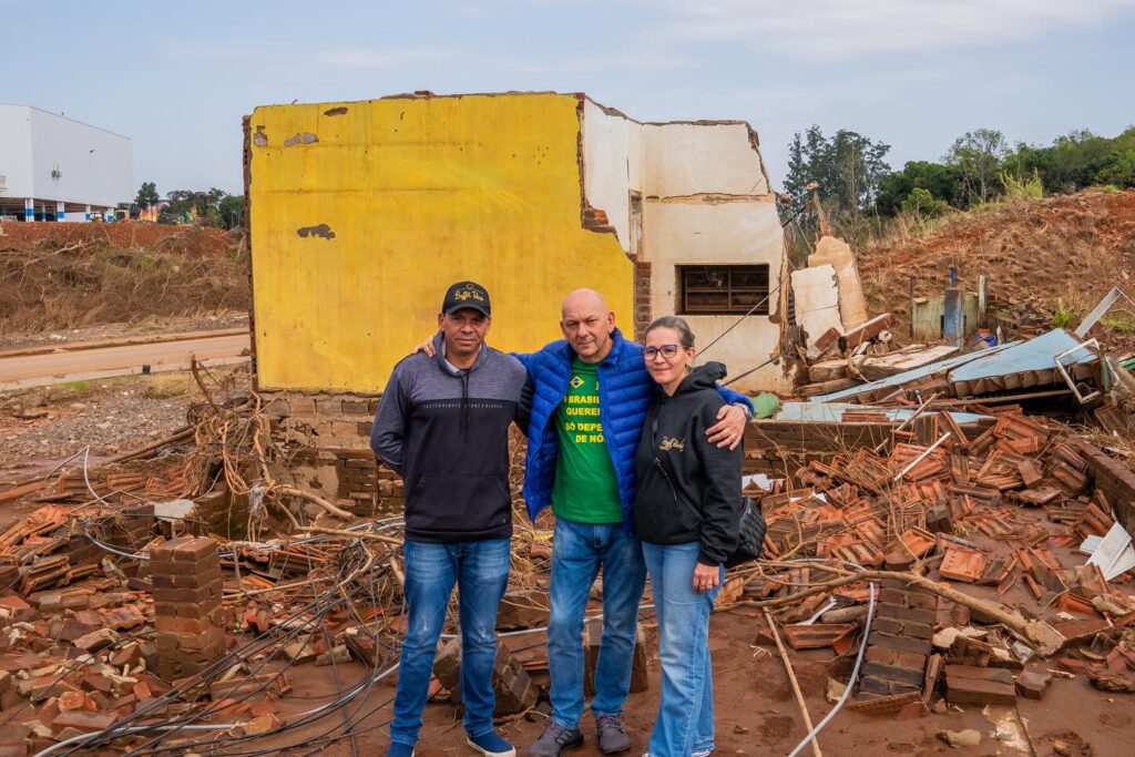 Após 4 meses, milhares de famílias continuam desabrigadas no RS