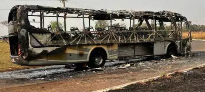 Ônibus da Cruzeiro do Sul pega fogo na rotatória da MS-080 em Campo Grande