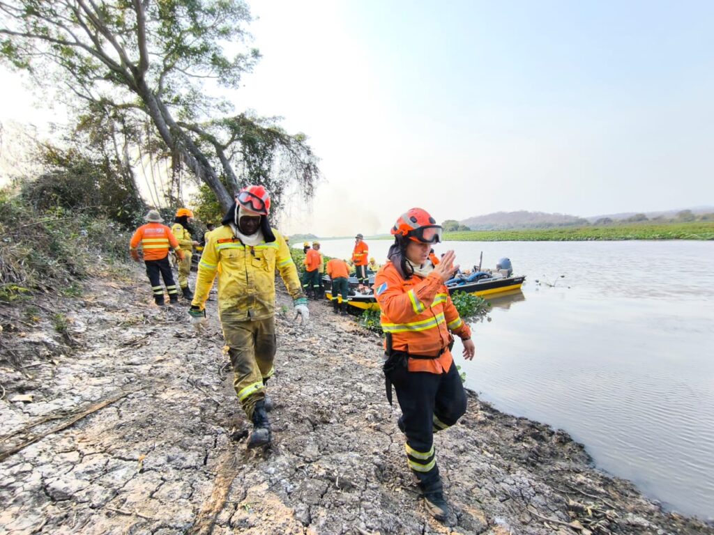 Incêndios florestais se intensificam em biomas de MS; na fronteira com a Bolívia, combate continua