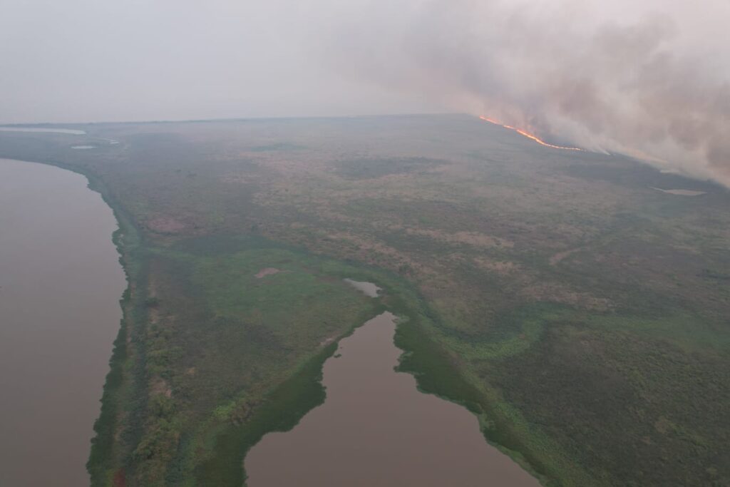 Incêndios florestais se intensificam em biomas de MS; na fronteira com a Bolívia, combate continua