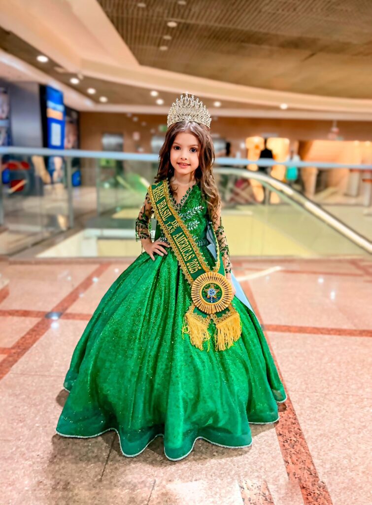 Douradense é eleita mini miss Brasil de Las Américas