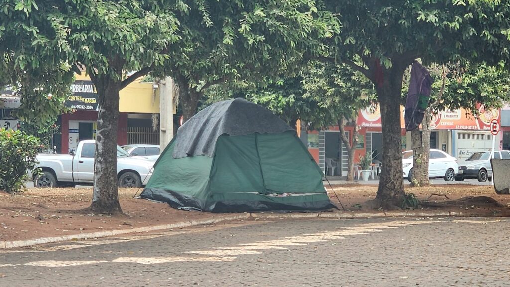 Número de moradores de rua aumenta em Três Lagoas e ocupam até cartões postais da cidade