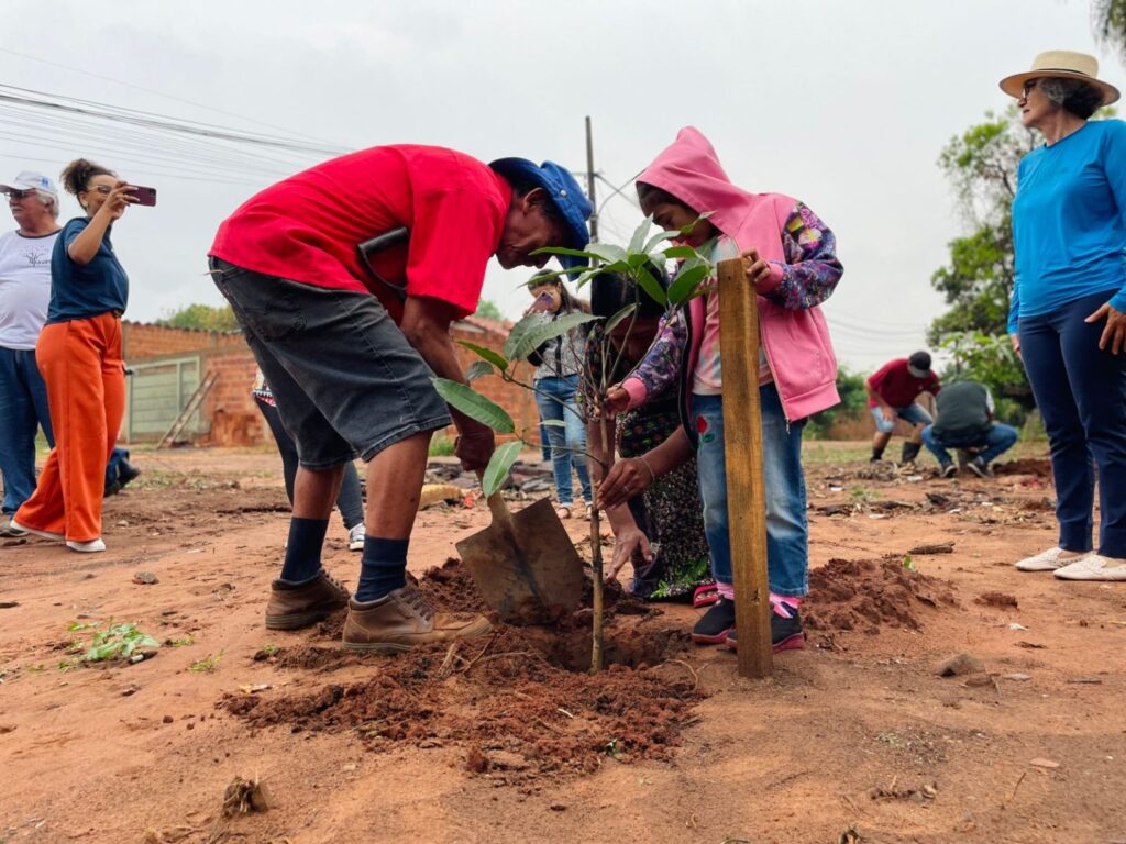 Ação Cidadania ECOmunitária planta árvores e semeia a ideia de que o futuro é ancestral