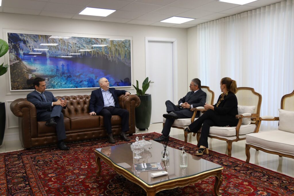 Delegado-Geral da Polícia Civil homenageia Presidente do Tribunal de Justiça de MS com Medalha Prêmio em visita institucional