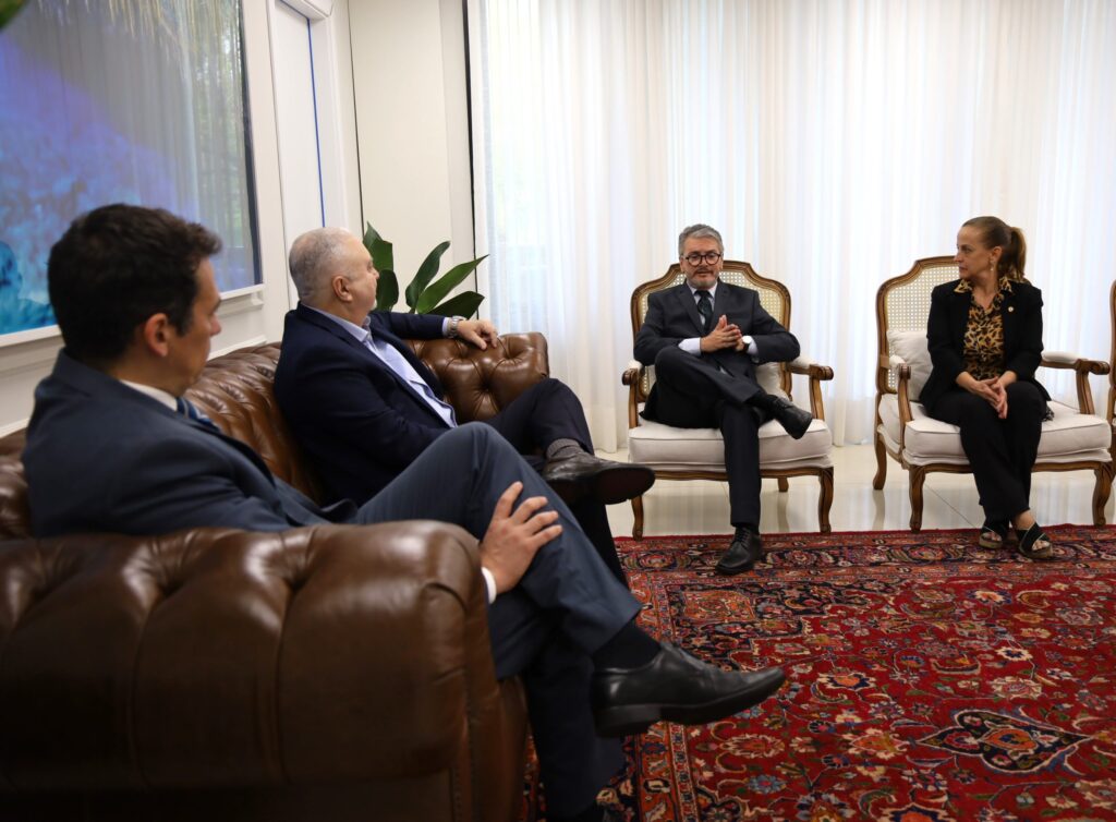 Delegado-Geral da Polícia Civil homenageia Presidente do Tribunal de Justiça de MS com Medalha Prêmio em visita institucional