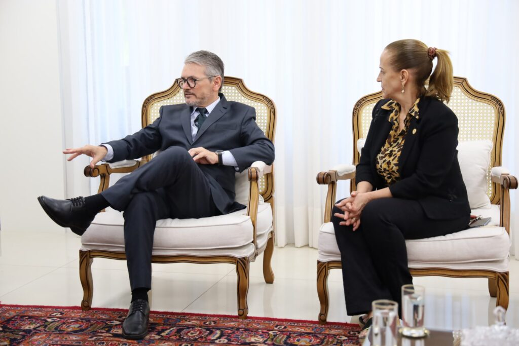 Delegado-Geral da Polícia Civil homenageia Presidente do Tribunal de Justiça de MS com Medalha Prêmio em visita institucional