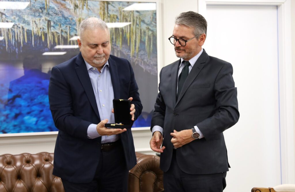 Delegado-Geral da Polícia Civil homenageia Presidente do Tribunal de Justiça de MS com Medalha Prêmio em visita institucional