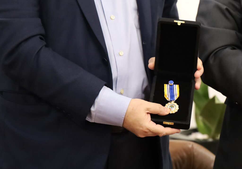 Delegado-Geral da Polícia Civil homenageia Presidente do Tribunal de Justiça de MS com Medalha Prêmio em visita institucional