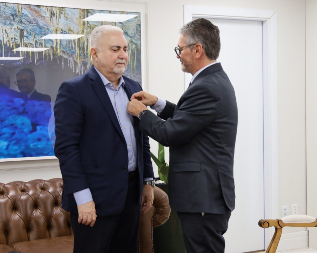 Delegado-Geral da Polícia Civil homenageia Presidente do Tribunal de Justiça de MS com Medalha Prêmio em visita institucional