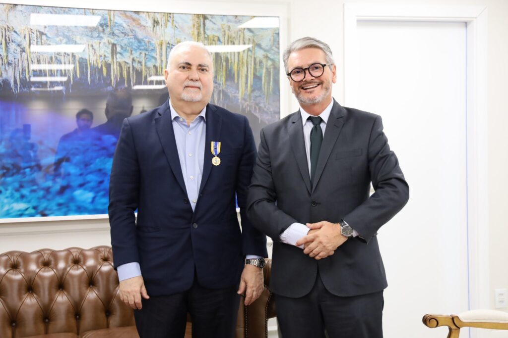 Delegado-Geral da Polícia Civil homenageia Presidente do Tribunal de Justiça de MS com Medalha Prêmio em visita institucional