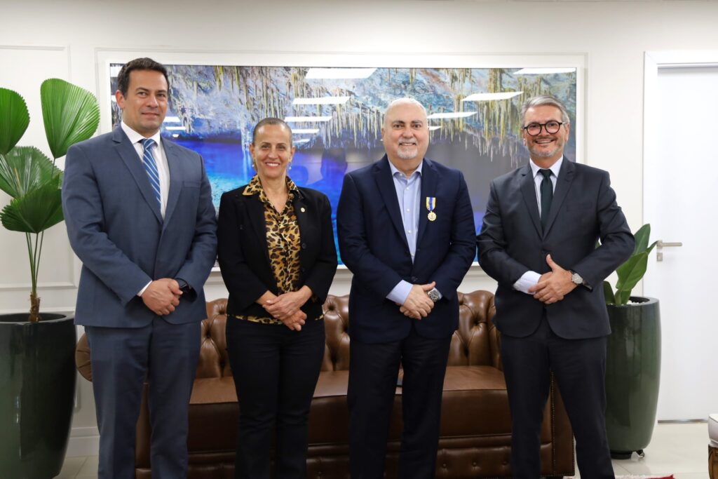 Delegado-Geral da Polícia Civil homenageia Presidente do Tribunal de Justiça de MS com Medalha Prêmio em visita institucional