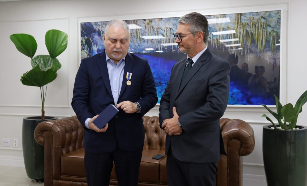 Delegado-Geral da Polícia Civil homenageia Presidente do Tribunal de Justiça de MS com Medalha Prêmio em visita institucional