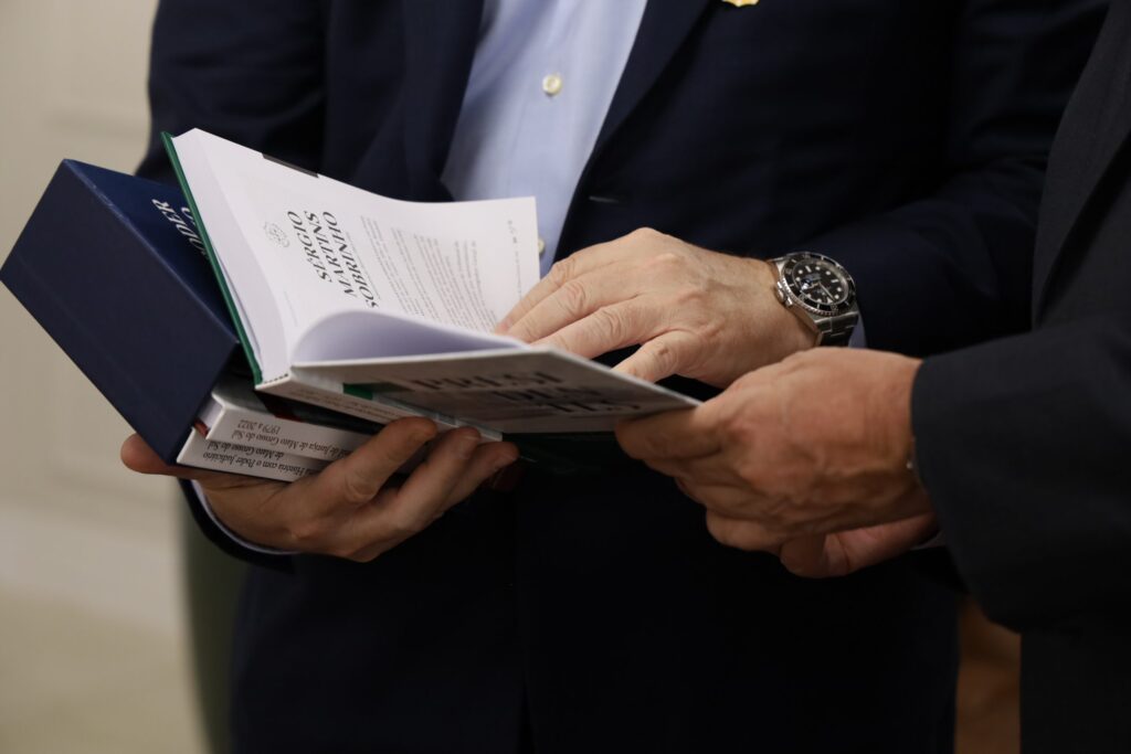 Delegado-Geral da Polícia Civil homenageia Presidente do Tribunal de Justiça de MS com Medalha Prêmio em visita institucional