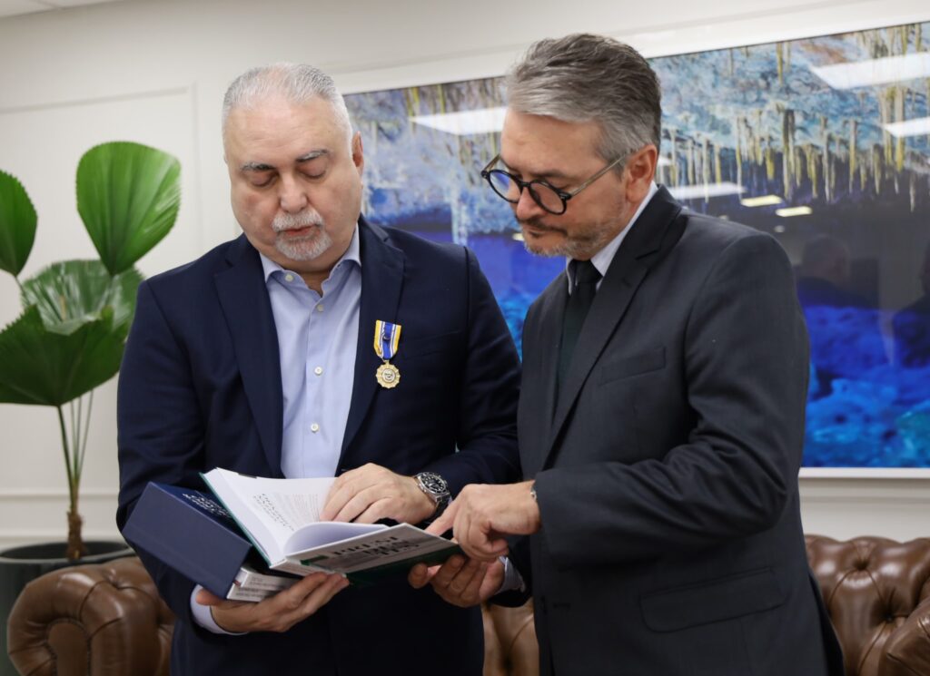 Delegado-Geral da Polícia Civil homenageia Presidente do Tribunal de Justiça de MS com Medalha Prêmio em visita institucional