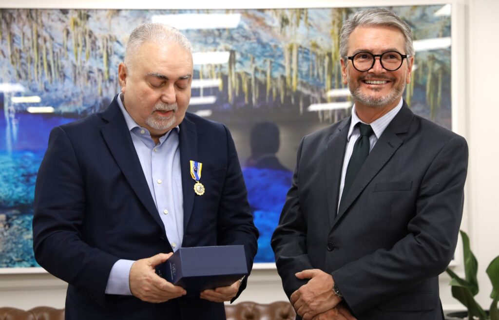 Delegado-Geral da Polícia Civil homenageia Presidente do Tribunal de Justiça de MS com Medalha Prêmio em visita institucional