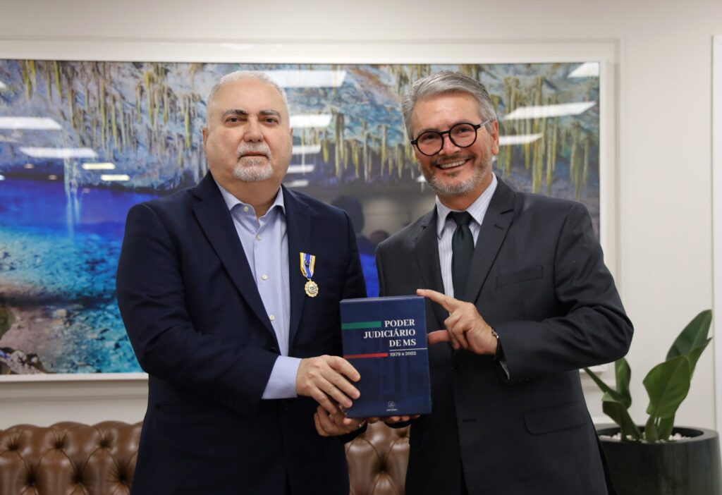 Delegado-Geral da Polícia Civil homenageia Presidente do Tribunal de Justiça de MS com Medalha Prêmio em visita institucional