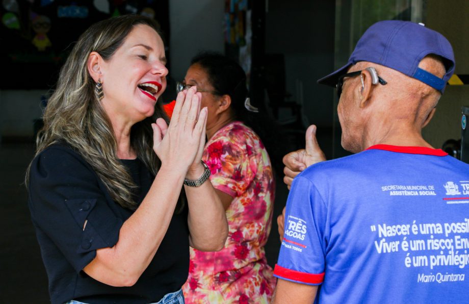 Idosos comemoram inauguração da nova piscina aquecida do Tia Nega