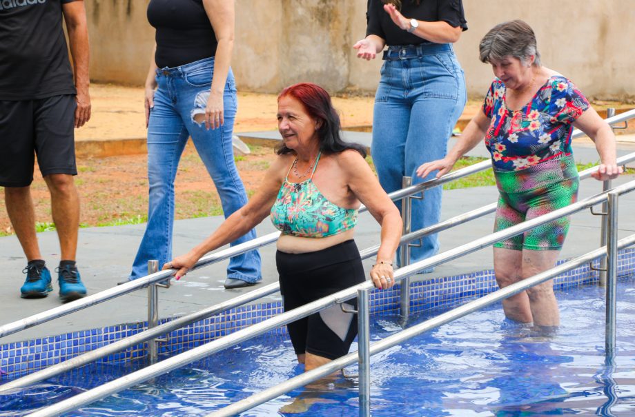 Idosos comemoram inauguração da nova piscina aquecida do Tia Nega