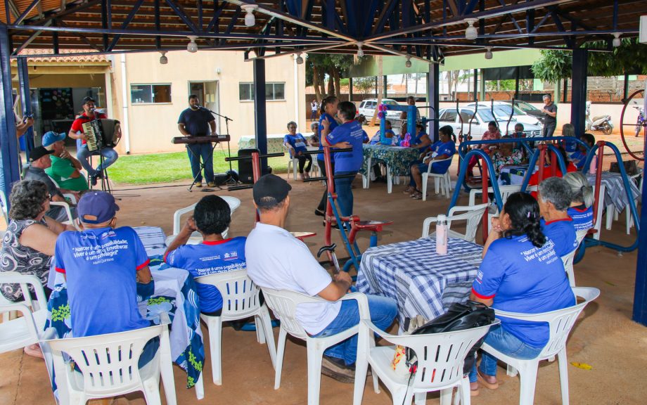 Idosos comemoram inauguração da nova piscina aquecida do Tia Nega