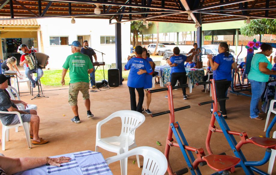 Idosos comemoram inauguração da nova piscina aquecida do Tia Nega