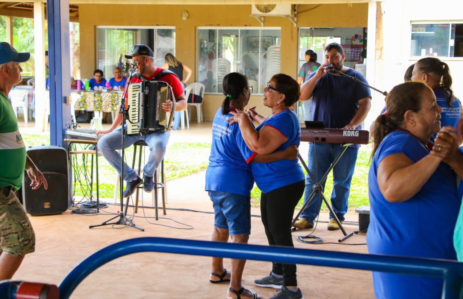 Idosos comemoram inauguração da nova piscina aquecida do Tia Nega