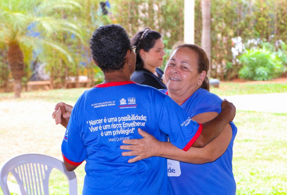 Idosos comemoram inauguração da nova piscina aquecida do Tia Nega