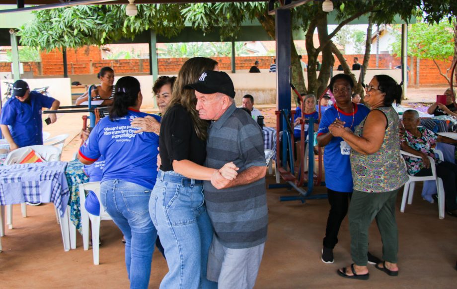 Idosos comemoram inauguração da nova piscina aquecida do Tia Nega