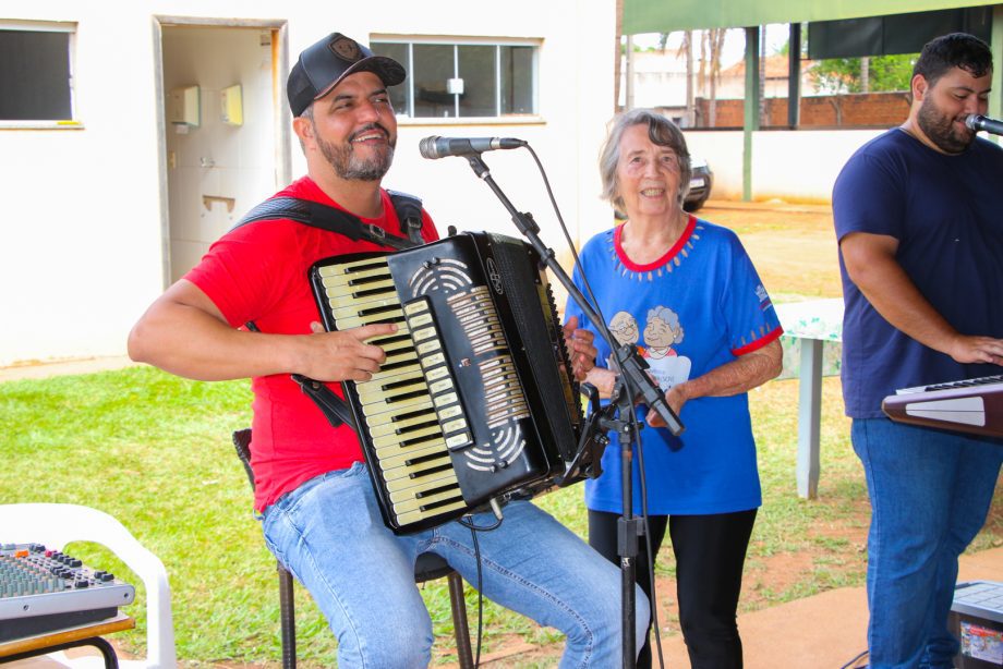 Idosos comemoram inauguração da nova piscina aquecida do Tia Nega