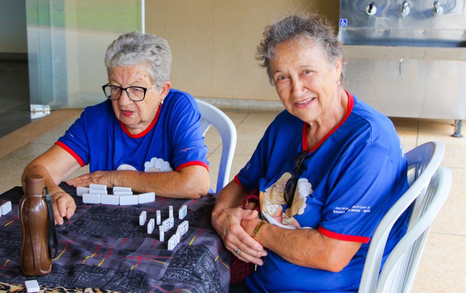 Idosos comemoram inauguração da nova piscina aquecida do Tia Nega