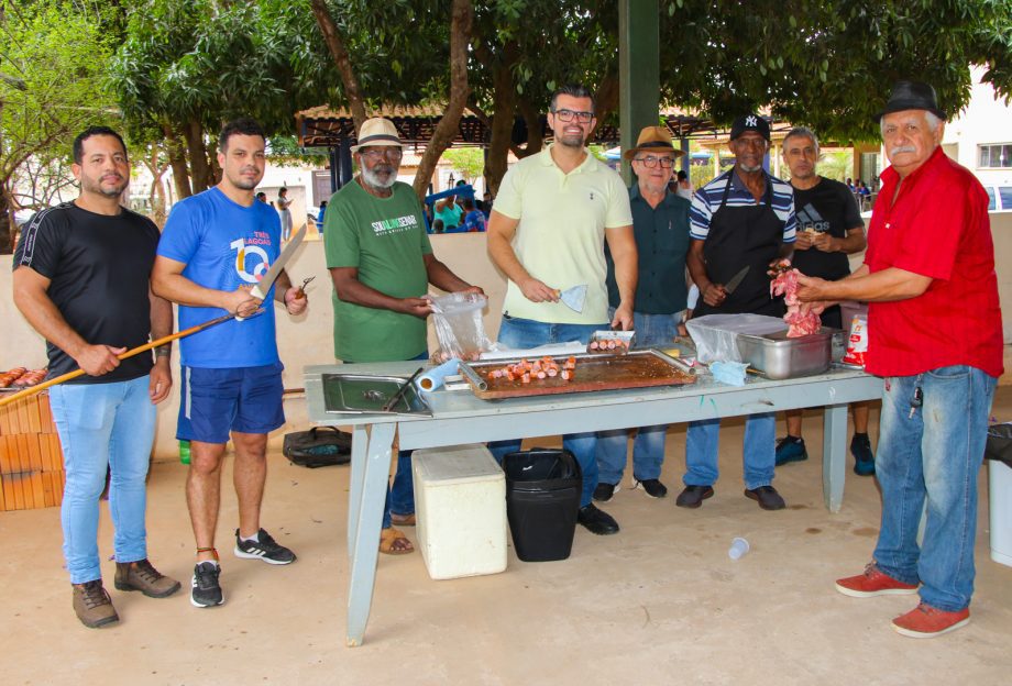 Idosos comemoram inauguração da nova piscina aquecida do Tia Nega