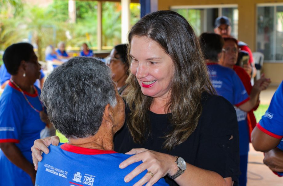 Idosos comemoram inauguração da nova piscina aquecida do Tia Nega