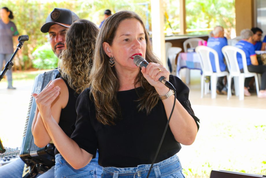 Idosos comemoram inauguração da nova piscina aquecida do Tia Nega