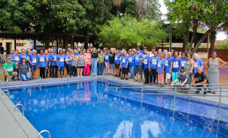 Idosos comemoram inauguração da nova piscina aquecida do Tia Nega