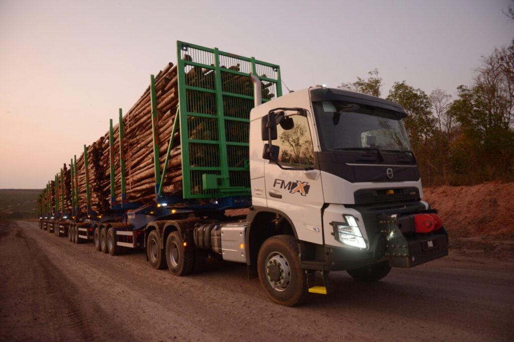 Volvo e Suzano inauguram 'Era de caminhões' hexatrens com capacidade de 250 toneladas