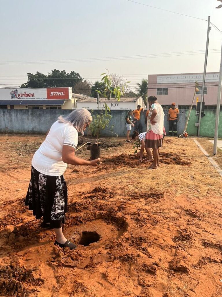 Ação Cidadania ECOmunitária planta árvores e semeia a ideia de que o futuro é ancestral