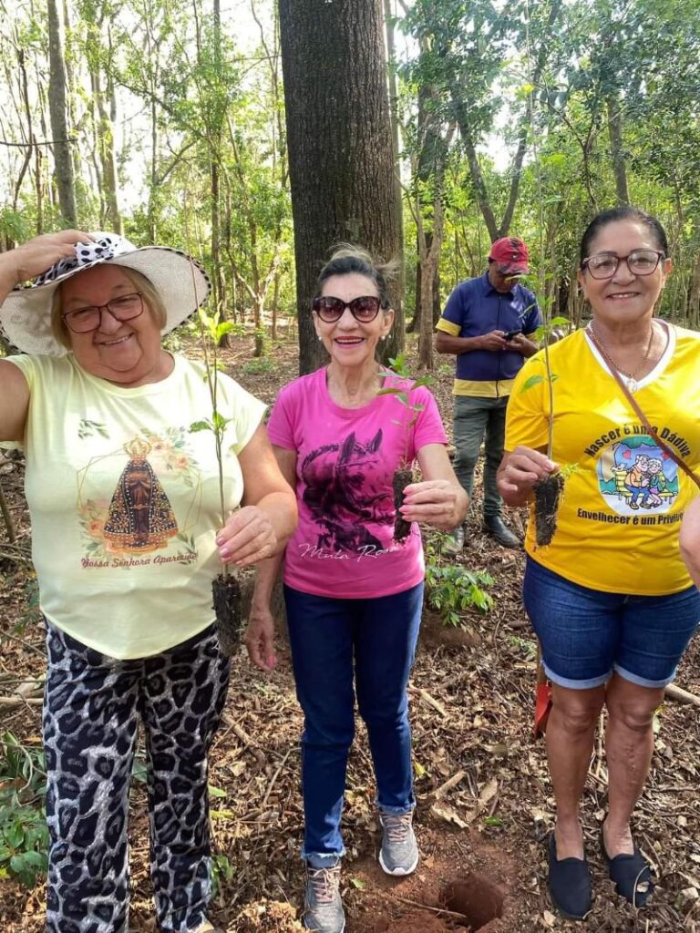 Ação Cidadania ECOmunitária planta árvores e semeia a ideia de que o futuro é ancestral