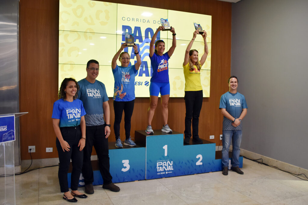 Campeões por faixa etária dos 15 km da Corrida do Pantanal 2024 recebem troféus