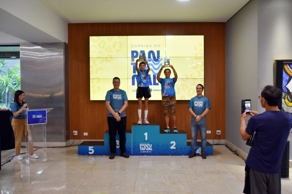 Campeões por faixa etária dos 15 km da Corrida do Pantanal 2024 recebem troféus