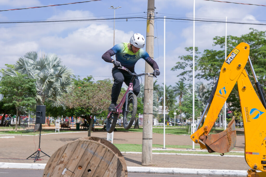 Atleta de bike trial participa de festa do Perfil News e faz manobras radicais em ponte do Rio Paraná